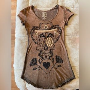 Two toned brown, skull head with hat, jeweled, shirt size medium